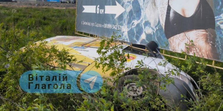 ФОТОФАКТ. Біля Ужгорода мікроавтобус злетів із траси під білборд, є постраждалі (ФОТО)