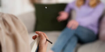 Криза 30/40 років: як психолог допомагає знайти нові сенси