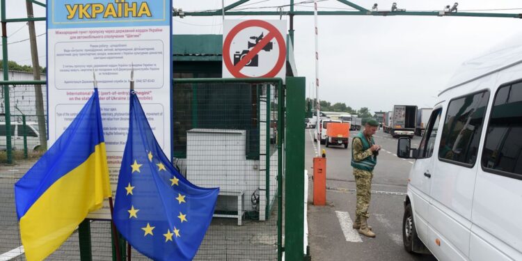 Митниця Закарпаття попереджає: без офіційного контролю вантажі не пройдуть –