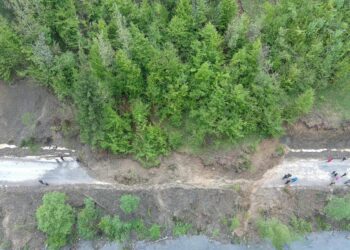 Між Богданом і Лугами на Рахівщині на дорогу зійшов зсув довжиною 30 м (ФОТО) (ОНОВЛЕНО)