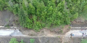 Між Богданом і Лугами на Рахівщині на дорогу зійшов зсув довжиною 30 м (ФОТО) (ОНОВЛЕНО)