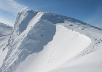 На Драгобраті, зірвавшись зі снігового карниза, загинув турист з Києва