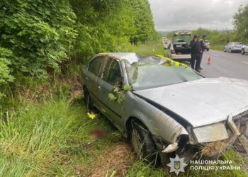 На Мукачівщині, з&apos;їхавши на авто в кювет, загинув громадянин Польщі, його пасажир, неповнолітній ужгородець, травмований (ФОТО)