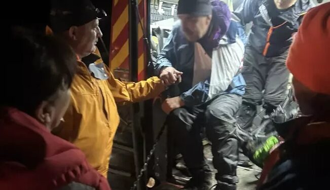 На Рахівщині біля озера Бребенескул розшукали двох знесилених і переохолоджених туристів, один з яких травмувався (ФОТО)