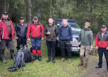 На Рахівщині гірські рятувальники та прикордонники відшукали 3-х “туристів”, що виснажились і заблукали (ФОТО)