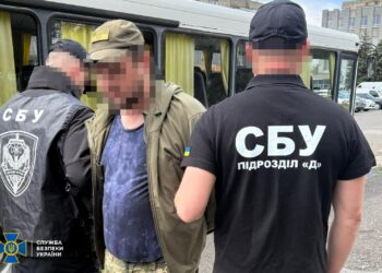 На Закарпатті прикордонник за хабарі сприяв незаконному переправленню “ухилянтів” за кордон (ФОТО)