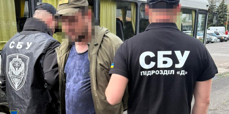 На Закарпатті прикордонник за хабарі сприяв незаконному переправленню “ухилянтів” за кордон (ФОТО)