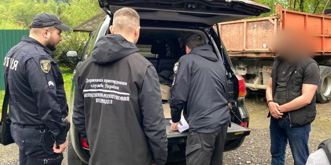 На Закарпатті затримали переправника з Прикарпаття, який спрямував свого земляка-“ухилянта” в Тису і покинув (ФОТО)