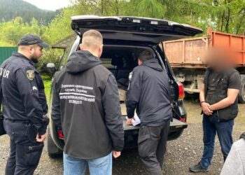 На Закарпатті затримали переправника з Прикарпаття, який спрямував свого земляка-“ухилянта” в Тису і покинув (ФОТО)