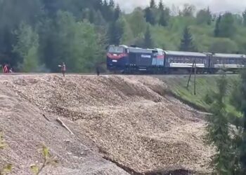 Ремонтні роботи на перегоні Ясіня – Вороненко завершено, з вівторка поїзди “повільно” повернуться до Рахова (ВІДЕО)