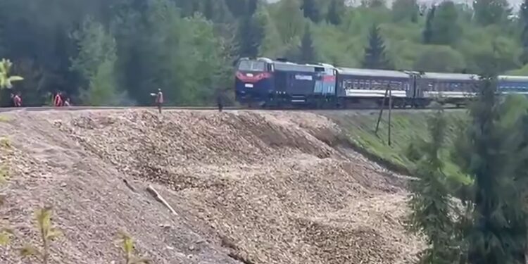 Ремонтні роботи на перегоні Ясіня – Вороненко завершено, з вівторка поїзди “повільно” повернуться до Рахова (ВІДЕО)