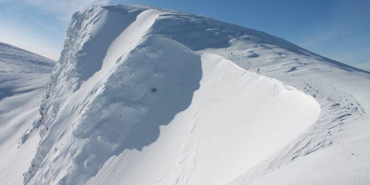Трагедія в Карпатах: на Свидовці загинув турист, зірвавшись зі снігового карниза (ФОТО) –