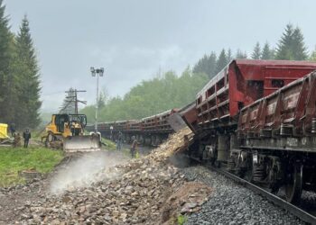 Триває відновлення інфраструктури на дільниці Ясіня – Вороненко, де вчора просіла колія – “Укрзалізниця” (ФОТО)