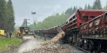 Триває відновлення інфраструктури на дільниці Ясіня – Вороненко, де вчора просіла колія – “Укрзалізниця” (ФОТО)