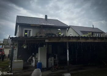 У Буштині від прибудованої тераси ледь не згорів будинок (ФОТО)