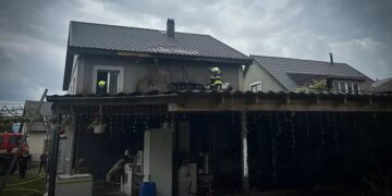 У Буштині від прибудованої тераси ледь не згорів будинок (ФОТО)