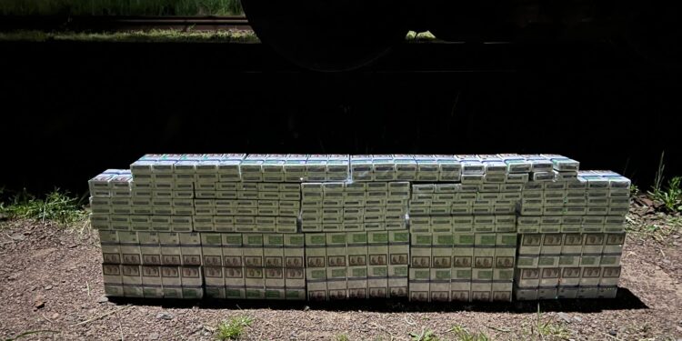 У конструктивних порожнинах вантажного потяга, що їхав з Кривого Рогу до Кошиць, виявили контрабандні сигарети (ФОТО)