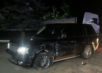 У Мукачеві “п&apos;яний” Land Rover зіткнувся з автобусом Mercedes (ФОТО)