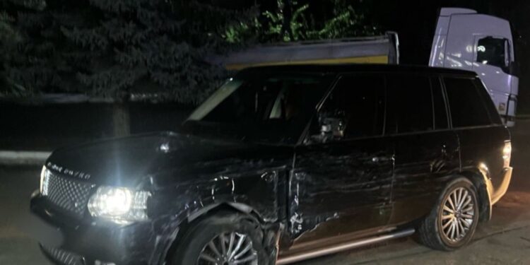 У Мукачеві “п'яний” Land Rover зіткнувся з автобусом Mercedes (ФОТО)