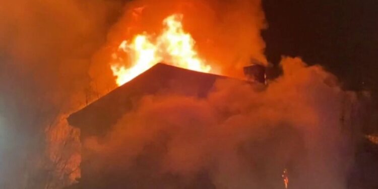 У Торуні Міжгірської громади в понеділок згорів будинок, а в Хусті – ВАЗ