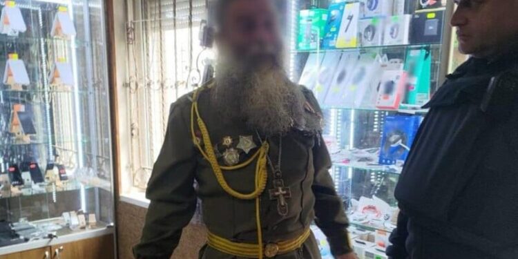 У Закарпатській області священник гуляв селом у військовій формі СРСР. Його затримали