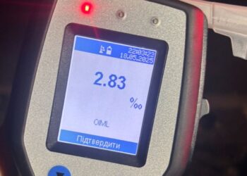 У Залужжі Мукачівської громади у 14 разів п&apos;яніший за “норму” і “бездокументний” водій понівечив авто і бордюр (ФОТО)