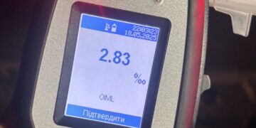 У Залужжі Мукачівської громади у 14 разів п'яніший за “норму” і “бездокументний” водій понівечив авто і бордюр (ФОТО)