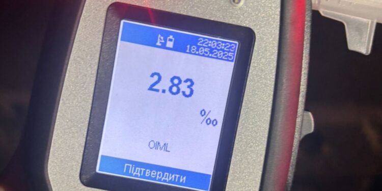 У Залужжі Мукачівської громади у 14 разів п'яніший за “норму” і “бездокументний” водій понівечив авто і бордюр (ФОТО)