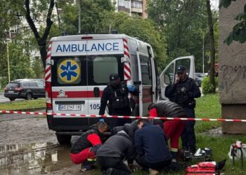 В Ужгороді 16-річний студент покінчив з життям, вистрибнувши з 6 поверху гуртожитку (ВІДЕО)