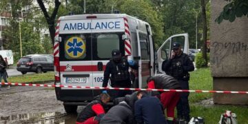 В Ужгороді 16-річний студент покінчив з життям, вистрибнувши з 6 поверху гуртожитку (ВІДЕО)