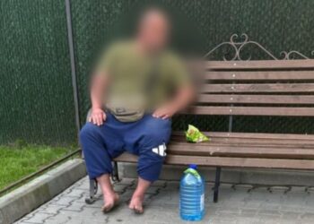 В Ужгороді чоловік розбив лобове скло авто і втік (ФОТО)