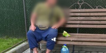В Ужгороді чоловік розбив лобове скло авто і втік (ФОТО)