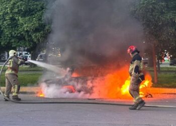 В Ужгороді діти, “щоб зігрітися”, спалили ВАЗ на стоянці (ФОТО)