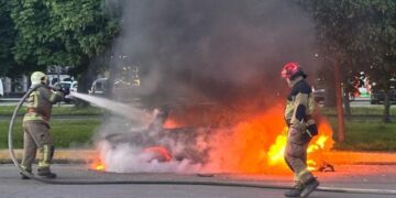 В Ужгороді діти, “щоб зігрітися”, спалили ВАЗ на стоянці (ФОТО)