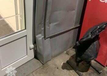 В Ужгороді п&apos;яний водій без документів в&apos;їхав бусом у торговельний заклад (ФОТО)