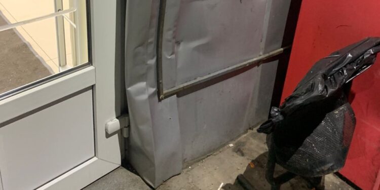 В Ужгороді п'яний водій без документів в'їхав бусом у торговельний заклад (ФОТО)