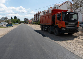 В Ужгороді продовжують ремонти доріг та прибудинкових територій