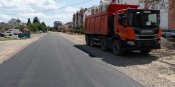 В Ужгороді продовжують ремонти доріг та прибудинкових територій