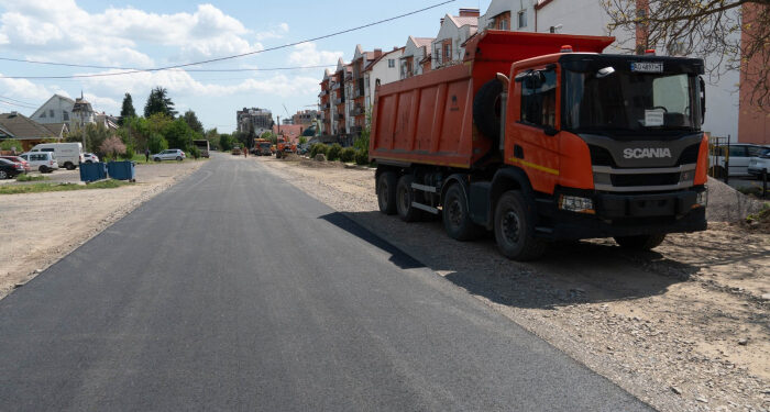 В Ужгороді продовжують ремонти доріг та прибудинкових територій