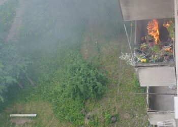 В Ужгороді від палаючої ковдри, викинутої з балкона на 9-му поверсі, загорівся балкон на 7-му (ФОТО)