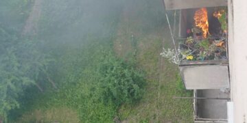 В Ужгороді від палаючої ковдри, викинутої з балкона на 9-му поверсі, загорівся балкон на 7-му (ФОТО)