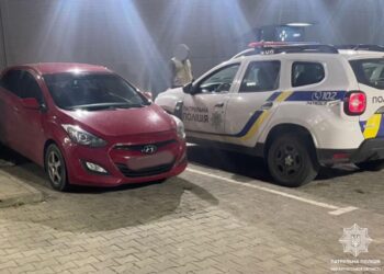 В Ужгороді вночі біля супермаркету п'яний водій Tesla пошкодив припаркований Hyundai і втік (ФОТО)