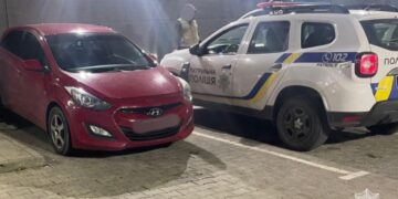 В Ужгороді вночі біля супермаркету п'яний водій Tesla пошкодив припаркований Hyundai і втік (ФОТО)