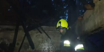 В Ужгороді вночі гасили пожежу в закинутому будинку (ФОТО)