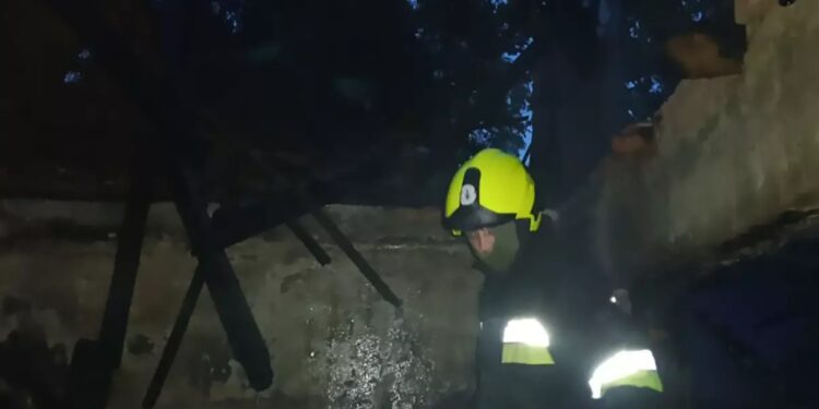 В Ужгороді вночі гасили пожежу в закинутому будинку (ФОТО)