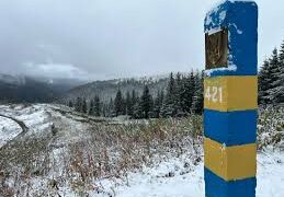 За два тижні до літа: на кордоні з Румунією в Карпатах сніг та мороз –