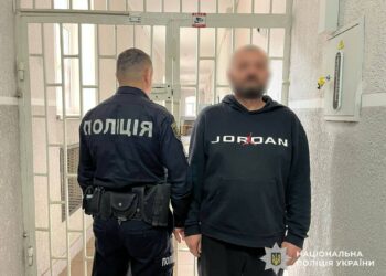 Замах на вбивство на Закарпатті: батько-рецидивіст ножем поранив сина –