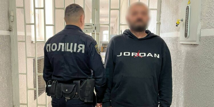 Замах на вбивство на Закарпатті: батько-рецидивіст ножем поранив сина –