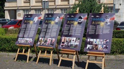 В Ужгороді представили фотовиставку "З Україною в серці", присвячену загиблим білоруським добровольцям