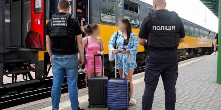 23-річна закарпатка вербувала українок для секс-індустрії: поліція затримала зловмисницю “на гарячому” (ФОТО, ВІДЕО) –